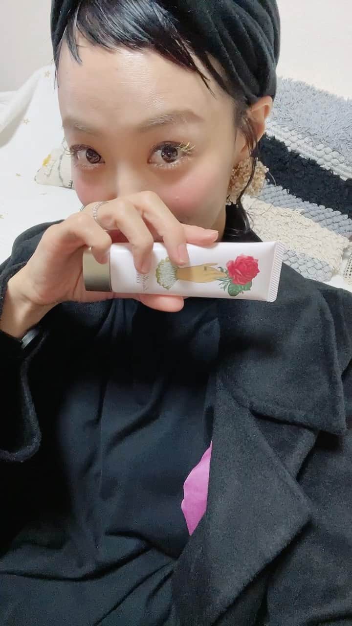 のインスタグラム：「@amail_official のコートを着て、　@uju_tokyo とのコラボワンピのピンクをチラ見せ💗🥰外に出る準備をしたのにいろいろやっちゃう💦 . あ！あの書類書かなきゃ！✍ あ！もうすぐクレンジングとファンデが無くなるー！😳ネットでクレンジングとファンデを注文しなきゃ💕ってやってたらなかなか出かけられず😂 . ハンドクリームを手に塗ったらあー良い香り🌹 となって、そろそろ出かけます😂🙌🏻 . ちなみにクレンジングはDo White＋がお気に入り中です💓 小鼻まわりの赤味が出なくなったー😭 けど最近はマスクでアゴまわりが乾燥するから Utauのオイルを明日switchで買おうっと♪ . ってつぶやきみたいな投稿でした😋」