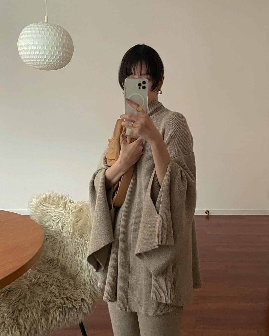 松本恵奈さんのインスタグラム写真 - (松本恵奈Instagram)「ポンチョのニットセットアップ⚪️楽ちんー。可愛いー。欲しいなー。 JKの上から着たりしても絶対可愛い◎袖も通せるようになってるからポンチョでもOUTER着れるところも嬉しいよね♡ こちらももうすぐ発売の新作です⚪️ #clane #セットアップ #ポンチョ #新作」11月10日 11時30分 - ena1123