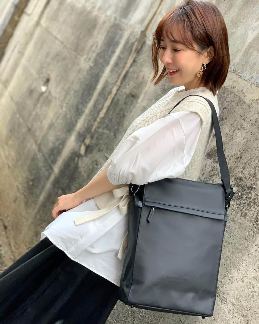 山川恵里佳さんのインスタグラム写真 - (山川恵里佳Instagram)「安定感のあるおしゃれなデザインと サステナビリティが融合した @gastonluga ✨  ２つの機能を兼ね備えた 防水2wayバックパックがお気に入り♡  バックパックとトートバッグ お洋服に合わせて楽しめる♪  今なら数量限定で全製品25％Offで おしゃれなトイレタリーポーチがプレゼントだし 返品交換可能期間が60日に延長という最大セール中🎁👏  気になっている方は今買わなきゃ損かも♪  シングルスデーキャンペーンは11/11まで✨  進化が止まらないガストンルーガから目が離せません♡  #GastonLuga #ガストンルーガ #バックパック #リュック #ヴィーガンレザー #glbf21 #ブラックフライデー #シングルスデー」11月10日 11時46分 - erika_3_official