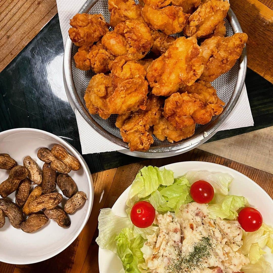 飴宮さゆりのインスタグラム：「・ 飴屋の夕食  里帰り出産で京都にいる間、お姉ちゃんのお家にお世話になっていて、ご飯が毎回美味なので思い出に🍚🍳🍖🥗❤️  ○ザクザク唐揚げ ○茹でピーナッツ ○アンチョビポテサラ ○ロールキャベツ ○お家でいいちょ（ラーメン） ○ニックンロールおにぎり（チーズin） ○天ぷら  #京都#飴屋 #実家が飴屋 #おうちご飯  #飴屋の夕食 #お姉ちゃんのご飯」