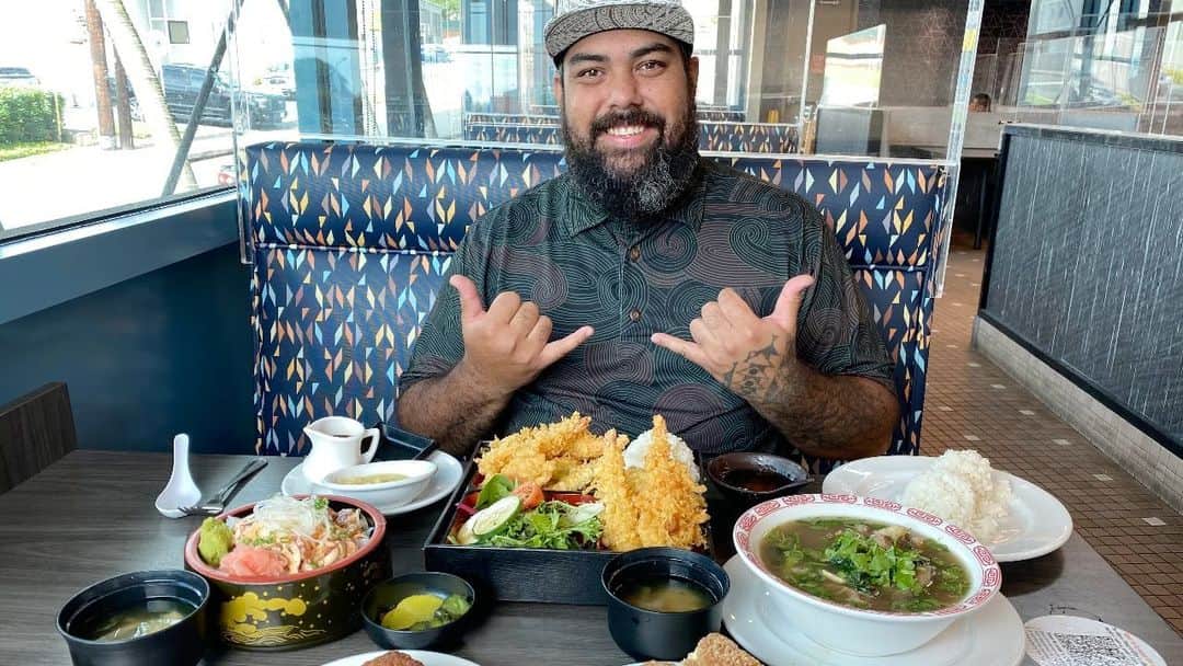 Zippy's Restaurantsのインスタグラム：「You Hungry? We go eat Zippy’s with Joseph Soul former contestant on The Voice, musician, entrepreneur and golfer! Find out his upcoming plans and learn where Zippy’s offers sushi and some of the bakery specials this month. Mahalo @josephsoul @zippys」