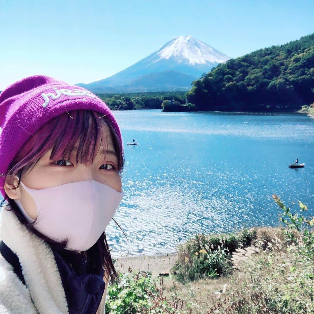 朝日奈丸佳さんのインスタグラム写真 - (朝日奈丸佳Instagram)「ちょっと前に、登山メンバーとソロキャンプ会しました！ 精進湖から富士山を望める、ロケーションばっちりなキャンプサイト。前日が雨だったので富士山は隠れてましたが、朝起きたらびっくりするくらい大きな富士山が目に飛び込んできて最高でした。 キャンプは15年ぶりくらいだったかも。  焚き火を眺めながら、ひとりでお酒を飲んで･･･ちょっとハマりそう。 季節外れな紫陽花がぽつんと、青々と咲いていたのが印象的でした。かわいいね。 帰りは忍野八海に寄って、湧き水コーヒー飲みました。☕️  あと山梨側の富士山はじめて見たけど、かっこいーね！！！！！！静岡から見るのとまた全然違うやー！！！！(静岡出身)  ちょこっと動画も撮りましたので、またそのうち上げます📷   #camp  #camping  #camper   #キャンプ  #ソロキャンプ  #キャンプコーデ   #アウトドア  #アウトドアファッション  #ソロキャン」11月10日 12時26分 - madoka_maru_hina