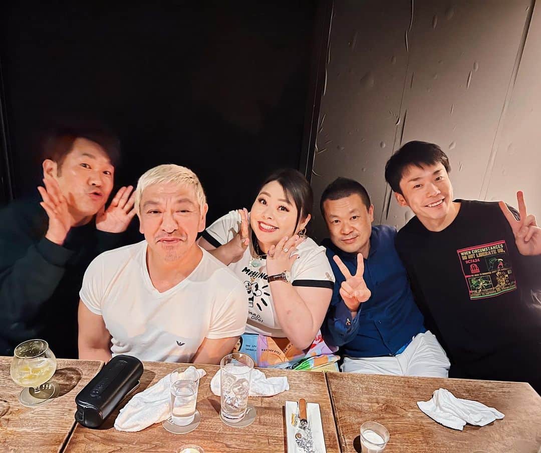 渡辺直美のインスタグラム：「ニューヨーク出発前夜に 素敵な先輩方とのお食事会に行きました🤗✨  息できないくらいワロタのですが、最後に松本さんから素敵なお言葉をいただきまして、それを胸に改めてニューヨークで頑張ろうと思いました😭💪  見て、緊張で顔引き攣ってるよ😂 ポーズも意味わかんないし😂 何度かお食事に行かせていただいておりますが、いっつも緊張で目がバキバキなのである😂ダウンタウンさんを前にするといつも思考が止まるよ😂にょんにょん🤗とか絶対言えないよ😂  フジモンさんはずっとお一人で喋ってる😂そして濱家さんは特技のマジックをやり始めて、とってもエンターテイメントが強めなお食事会でした😂✨💕 坂本さんはとにかく声が大きかったです😂😂😂  ちなみに、手フェチの私からしたら、濱家さんの手が理想の大きい手で、それに気づいてから正直マジックどころじゃなかったです😂😂え、、デカい🥺しか見てなかったですすみません🙇‍♀️  ありがとうございます🥺❤️ 10月ラスト、最高な夜でした😭🙏  私も先輩方のようなカッコいい人間になりたい😤 頑張るにょ💪」