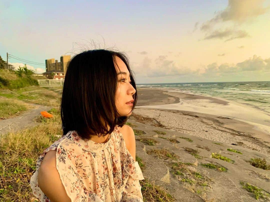 緑川静香のインスタグラム：「映画のワンシーンみたいな映えを。  この子は月夜に何を想ふ。  #さぁ皆さんタイトルをつけて下さい #話は変わって #食事管理も終盤に差し掛かり #あーまたパンケーキ食べたい欲 #もう少しの我慢ですね #日本大会終わったら何食べよう #楽しみだわいわい #今日明日はオンラインイベントのMCをしています #食事は持ち込みしてます #うふふ」