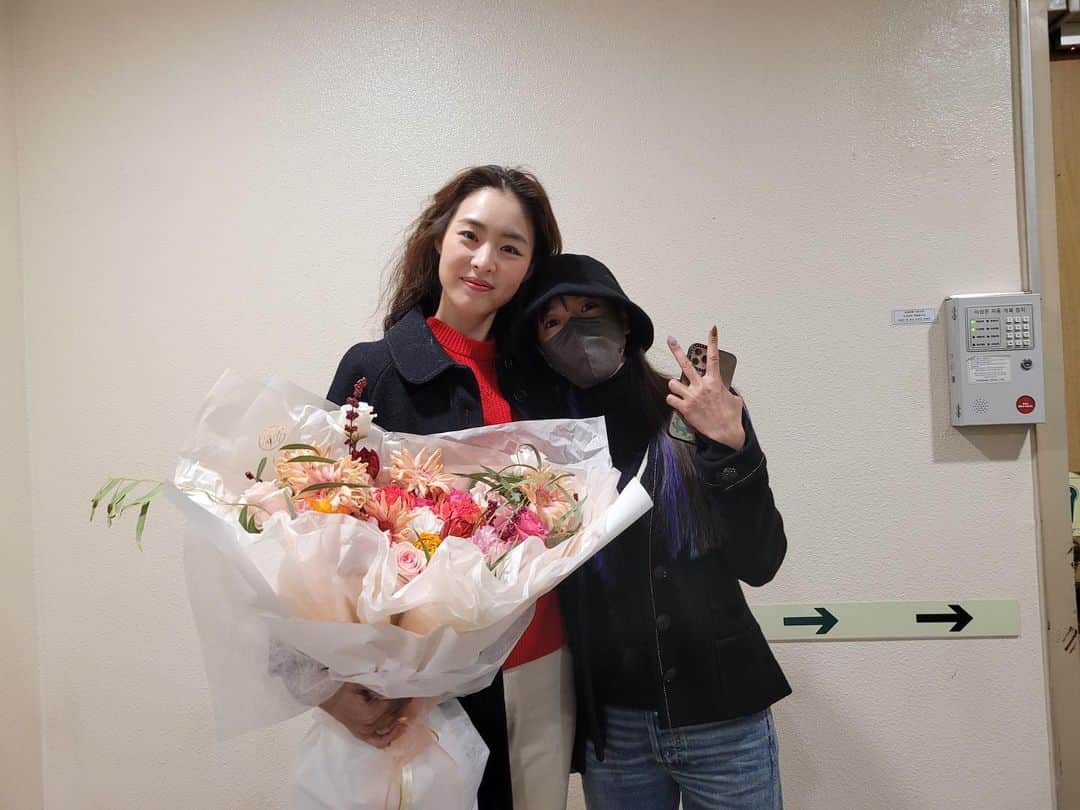 BoAのインスタグラム：「#리어왕 연희의 멋진 공연!! 1인2역도 찰떡으로 소화하는 연희를 보면서 그녀의 앞으로가 더 기대되는 공연이었다~~ 연희야 너무 멋졌어!! 남은 공연도 화이팅❤️ (나 마스크 속으로 웃고있었다!!!)」