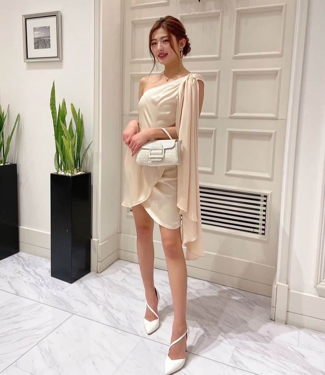 MIYABIのインスタグラム：「こんにちは✨  昨日の結婚式の全身載せてほしい〜ってDMたくさん頂いたので📸👠 こんな感じですっ💐  どっかの国の神様みたいなドレスだよね🤣  まだ結婚式の余韻が、、、🤭💒 今日もhappyな1日になりますように💜」