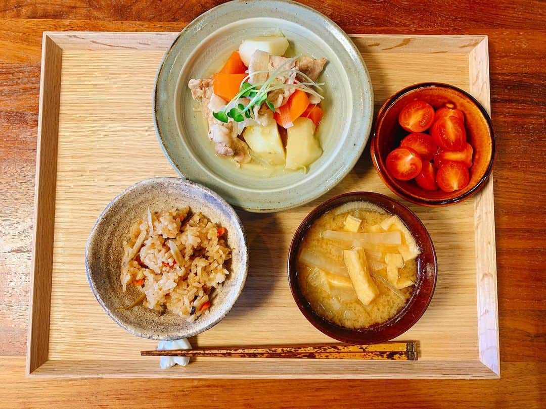 福圓美里のインスタグラム：「今日のお昼は塩肉じゃがにしました🙂」