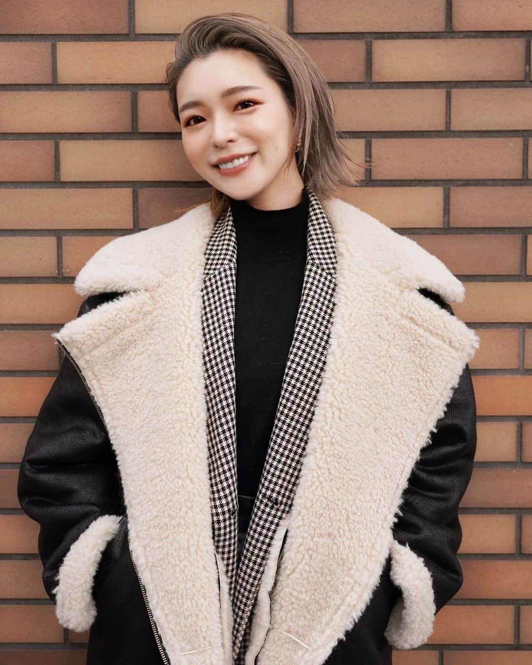 Hitomiのインスタグラム：「❤︎  今日もハッピーにいきましょっ💐  今日は雷マークついてる降水確率90%なのに 晴れとる、、😂新潟の天気まじわからんw いつ雪降り始めるんだろおおお☃️ クリスマスはベリーベリーホワイトクリスマスに なるのだろうかww🎅🎄☃️  みんなの天気どんな感じ？☀️☔️🌈  #天気読めない　#服むずい　#長靴買わないとか #fashion #洋服　#新潟　#niigata #model #モデル　#田舎暮らし #田舎」