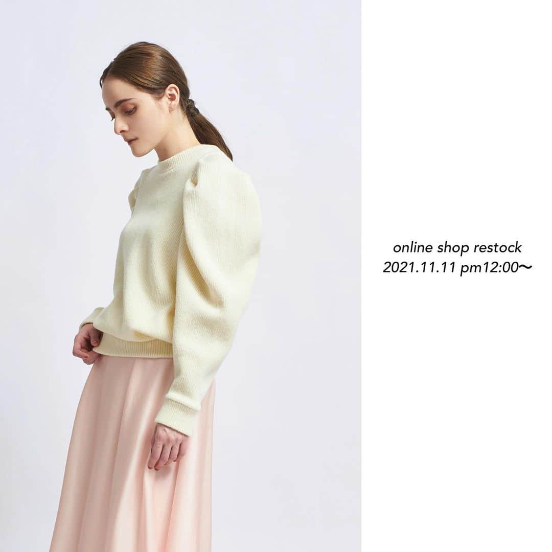 yoriのインスタグラム：「*online shop restock*  明日11/11 pm12:00〜 online shopにて 再入荷＆新色を発売いたします！  📷1〜3枚目 #タックショルダーニットソー col. ホワイト、ピンク(新色)、グレー(新色) size. free ¥17,600  📷4枚目 #リボンパフスリーブブラウス col. ホワイト、ブラック size. free ¥24,200  📷5枚目 秋冬用 #リボンサロペット col. ブラック size. 34/36/38 ¥29,700 ※ダブルクロスパンツと同素材に 生地替えで発売！  #yori_japan」
