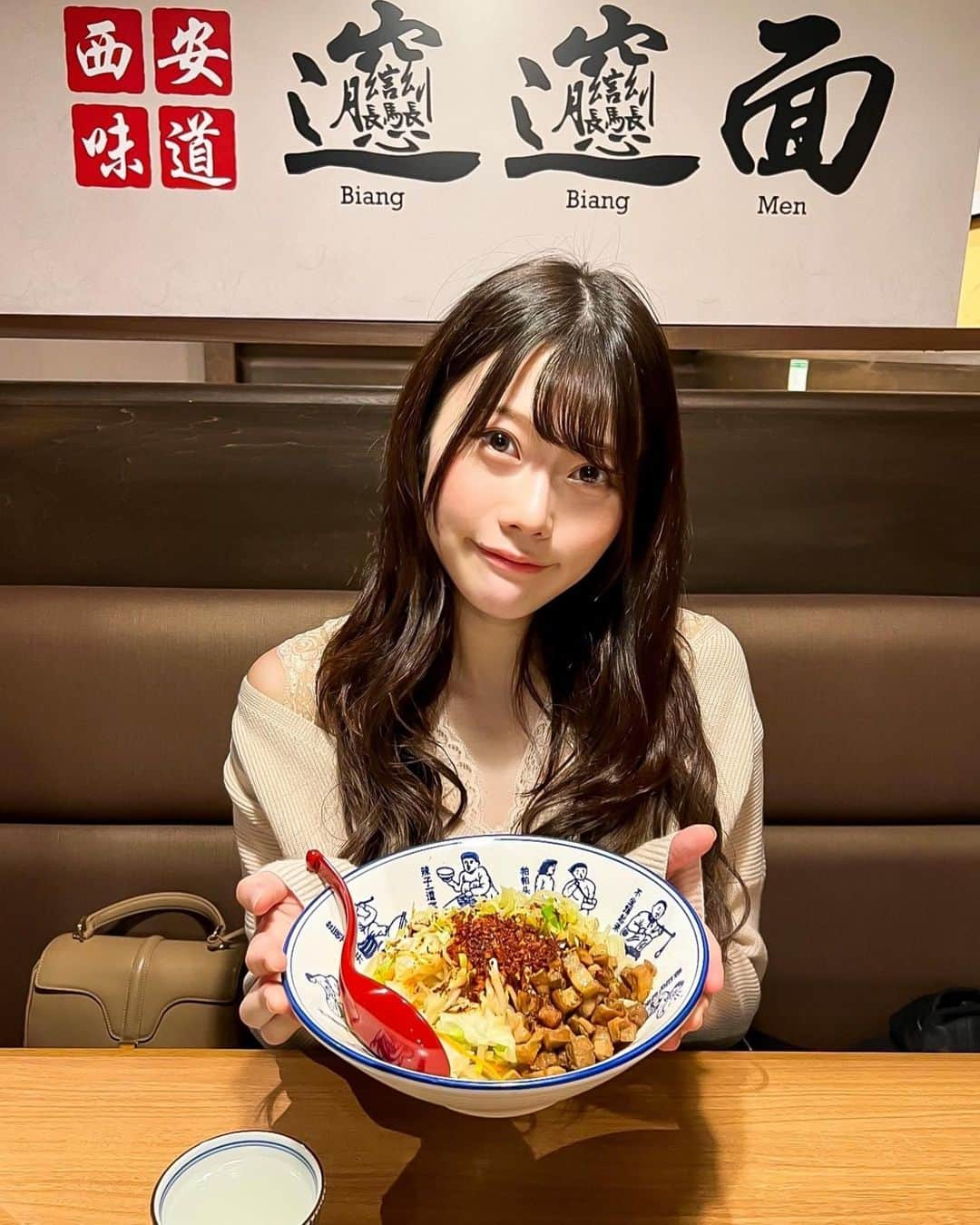 桃里れあさんのインスタグラム写真 - (桃里れあInstagram)「🍜 ・ ・ 錦糸町にある西安麺荘 秦唐記 @shintouki_kinshicho でたくさん食べてきた時の投稿です＊ ・ ・ 麺を打つときの音がビャンビャン！って鳴るからビャンビャン麺というんだって！太麺美味しかったです♡オススメのヨウポー麺を頼みました✨ ・ ・ 私的に春巻きオススメ！行ったらぜひ食べてほしい🥰🥰 ・ ・  #秦唐記 #ビャンビャン麺 #錦糸町 #錦糸町グルメ #錦糸町ラーメン #錦糸町ランチ #手打ち麺 #押上グルメ #押上ランチ #両国グルメ #ラーメンインスタグラマー #ラーメン部 #ラーメン #中華麺 #中華料理 #辛いもの好き #辛いラーメン」11月10日 14時52分 - rea_momosato