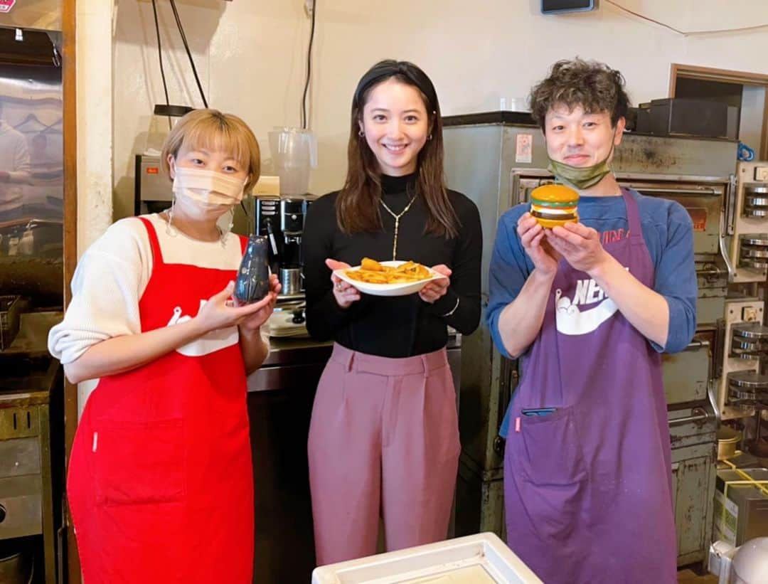 佐々木希さんのインスタグラム写真 - (佐々木希Instagram)「秋田でハンバーガーを食べるなら #サティスファクション ！ 錦牛100%のハンバーガーが美味しいの🍔 私はここのポテトがとっても好きで、必ず頼みます！ グランマの向かい側にお店があるので毎回ハシゴ🥺  #サティスファクション #秋田」11月10日 15時21分 - nozomisasaki_official