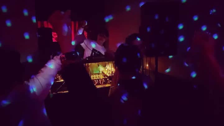 のインスタグラム：「頭バー( @zubar_shibuya )でのDJイベ『感電麻痺』ありがとでした、PUNK講座的DJ楽しんでもらえて、こちらもメチャ楽しい一夜でした！ノンジャンルで音楽が楽しめるお店なので関東のミュージック・ラヴァーは是非寄ってみてください🎶  今週末のさいたま新都心LIVEも頑張るぞ〜✊ tiget.net/events/151487」
