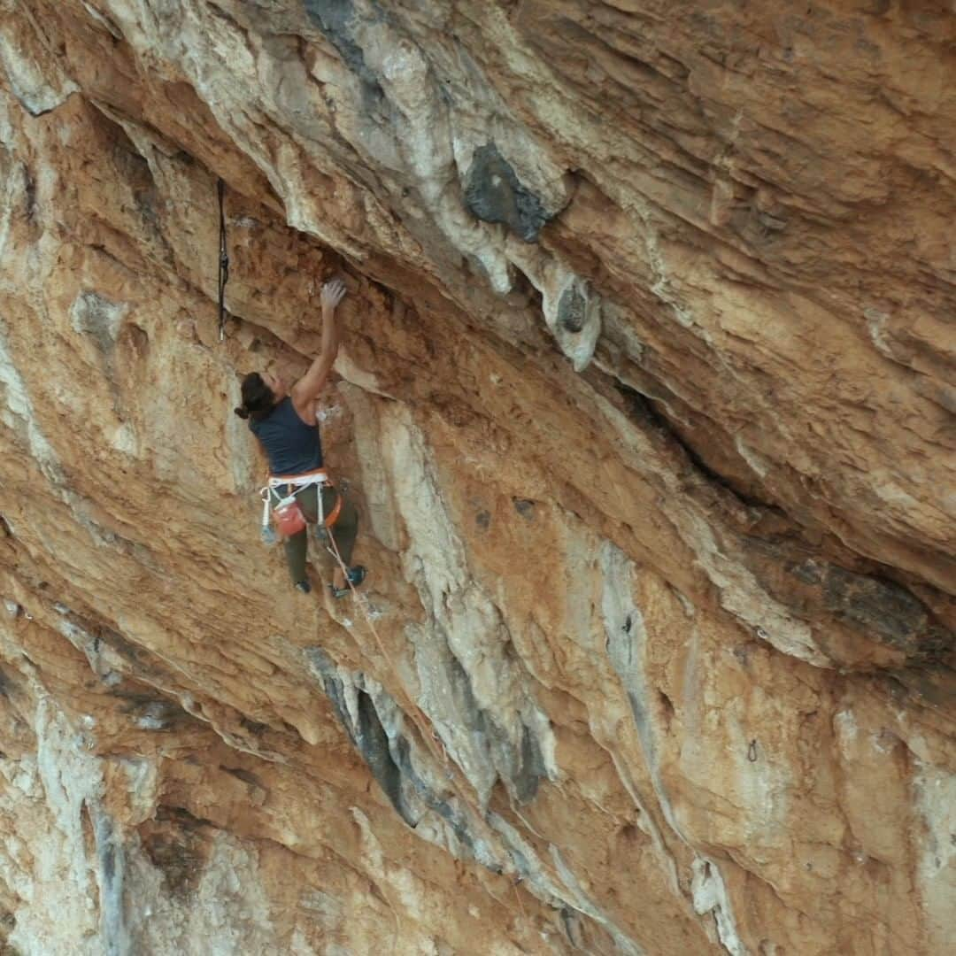 ニナ・カプレツのインスタグラム：「Life is about being balanced. I feel grateful to be able to give a lot to people which are less fortunate then me/us. I ressource myself while dancing up a wall. Climbing has always been such an important part of my life, but recently I can feel the profound energy that comes out of that sport. I will fully enjoy the last two weeks of our total 4 months long trip on some rad crags.  @bokeh_prod filming me in a great 8a called Nani Nani.  @petzl_official @arcteryx @scarpaspa #scarpaclimb #noplacetoofar  @newrocksport @arkose.climbing」