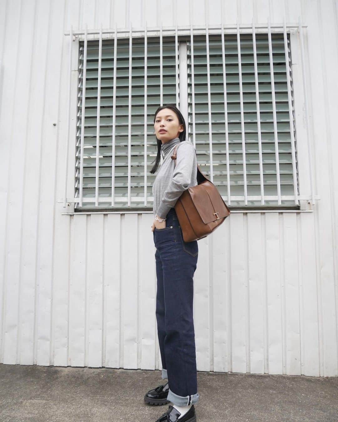 大政絢さんのインスタグラム写真 - (大政絢Instagram)「#今日の絢服  ローファーをずっと探していて撮影の時に出会ったTodsのローファー🌿 今年は靴はこれで我慢😵笑 長く履きどんどん馴染ませていきます！  shoes & bag @tods knit & denim @norc.jp」11月10日 16時04分 - aya_omasa_official