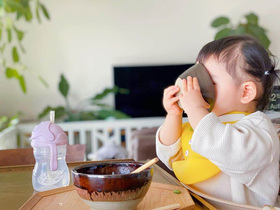 高山直子さんのインスタグラム写真 - (高山直子Instagram)「娘のごはん🍚 いつか大人になって好きなものを好きなように食べるんだろうけど、子どものうちはなるべく安心安全で体と味覚に優しいものをと、普段からごはん作りを心がけています。がっ！ 最近どんどん主張が激しくなってきて、どれだけ栄養バランスを考えて手の込んだものを作ってもイヤイヤー！ってされることが増えてきて😱 だからこそ、子どもを想って作られているベビーフードにお世話になる日もあります。ストック切らしてたー😂って日も頼りになる！ 今でこそ、少し楽になってきたけど離乳食始まりから手作りにこだわって、あれこれ潰して濾してって本当に大変だった🥲もっと肩の力ぬいて、プロの力（ベビーフード）を借りることも大事！とも思うわけです。 最近大手ベビー用品店でもよく見かけるカインデスト。娘もパクパク美味しそうでした✨  #カインデスト#thekindest #カインデスト写真部#1000日の食事 @thekindest_official  #PR」11月10日 16時05分 - nao_70koro