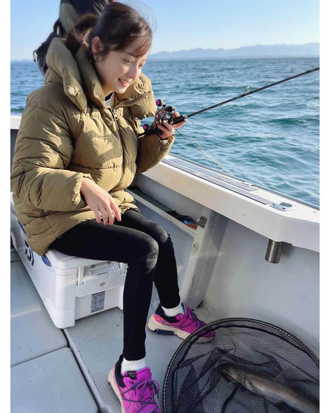 佐々木希さんのインスタグラム写真 - (佐々木希Instagram)「兄がハマってる釣りに 連れて行ってもらいました🎣 秋田の海は本当に綺麗で気持ちいい！ 癒されました！ そして、釣りは何年ぶり！？というくらい久々でしたが、とにかく楽しい！ずっと釣りしていたかったです🥺また秋田に帰ったら行きたいなぁ。 （桜マークのライフジャケットを中にちゃんと着てます☺︎）  #秋田#男鹿 #釣り」11月10日 16時07分 - nozomisasaki_official