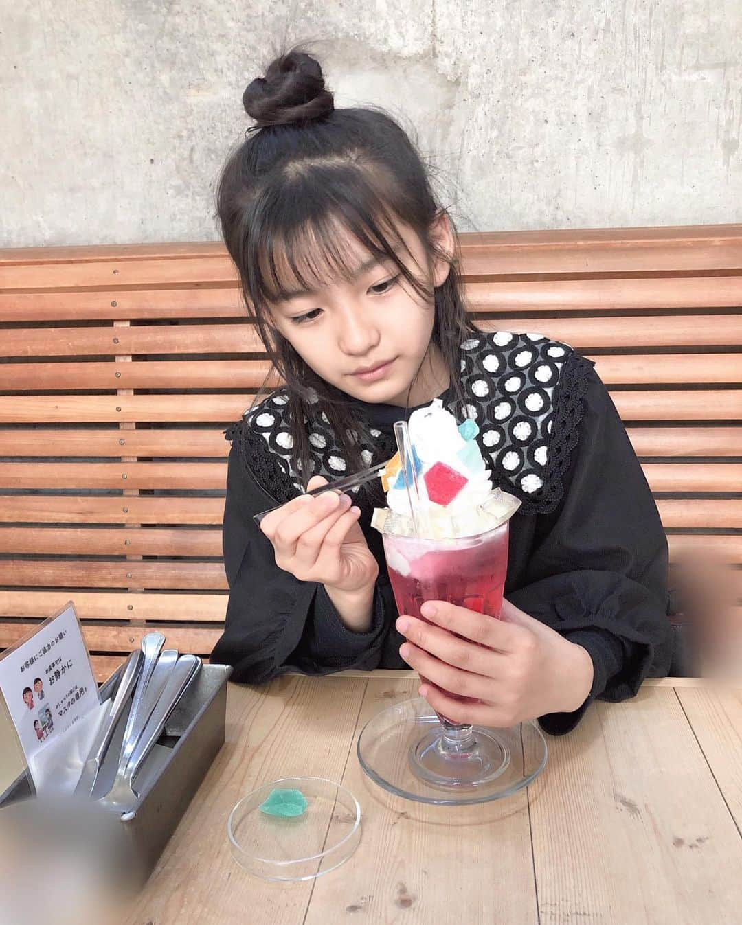 野澤しおりさんのインスタグラム写真 - (野澤しおりInstagram)「この前、下北沢にある Sunday Brunchというお店に行きました！ 琥珀糖がのっているチーズケーキ🍰とクリームソーダ🍹𓈒𓂂𓏸   また 糖分 摂りすぎちゃいましたσ(^_^;)  #sundaybrunch #ジュエリーチーズケーキ #ジュエリークリームソーダ #琥珀糖 #野澤しおり」11月10日 16時23分 - n_shiori_ta