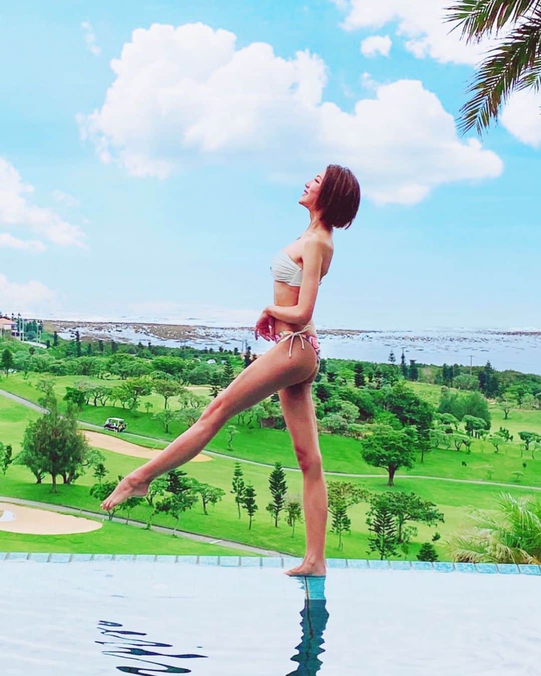 坂井雪乃のインスタグラム：「ダイエットを始めても挫折してしまう‥ 自分に合ったやり方がわからない‥ モチベーションが上がらない、続かない‥  心の声が聞こえない‥ 本当は何がしたいのか‥ 自分のことがわからない‥ 人と比べて落ち込む‥  ただ単に気楽に世間話をしたい🗣 息抜きに話を聞いてほしい☺︎ などなど。  日々生きていく中で人それぞれ悩みは尽きないと思います💭 生きにくさを緩めて生きやすいを目指す♡ どんな時でも、どんなあなたもあなたらしい☺︎ そう思えるようにそっと背中を押すサポートをしたい☺️🤲💛  間もなくオンラインカウンセリングモニター募集開始します🕊✨ coming soon♡  #nlp #nlppractitioner  #nlpコーチング  #カウンセリング  #オンラインカウンセリング #カウンセラー #美脚製造トレーナー #美脚トレーナー」