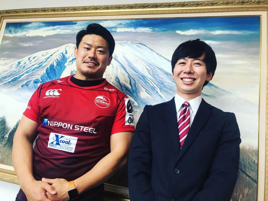 滝澤悠希のインスタグラム：「きょう、 #釜石シーウェイブス の #中野裕太 選手会長がめんこいテレビを訪れ、 来年１月の今シーズン開幕を前に、 意気込みを語りました！ 「強い相手との試合を楽しみたい」と話した中野選手。 一つ一つの言葉がまっすぐで、 とても輝いて見えました✨  試合で力強い姿を見せられるよう 応援しています！ きょうの夕方のニュースで放送予定です。 #釜石 #シーウェイブス #釜石シーウェイブスrfc  #ラグビー #ラガーマン #リーグワン #筋肉  #めんこいテレビ #アナウンサー」