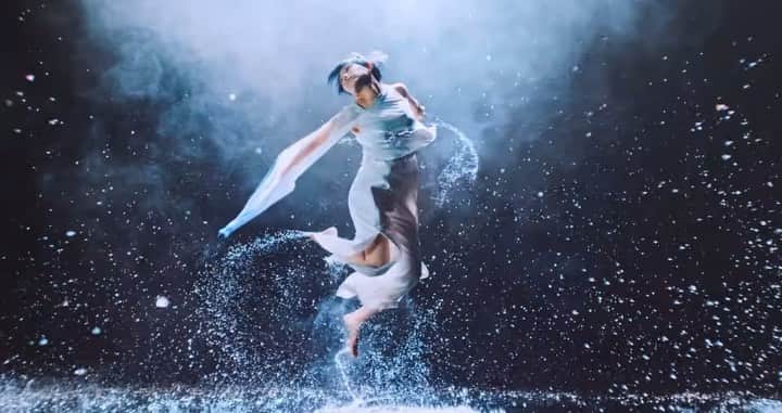 yurinasiaのインスタグラム：「🪐NEWS🐋 11/10〜TVCM 放映開始  日清食品『ヒアルモイスト』  今年5月に公開された同商品のWEB CM『うるおうチカラ篇』に出演させてもらってから。  今回は📺テレビ📺CMとして！！  やっぱり気持ちよかった。 内からの湧き出る力を踊りに落とし込むことは普段からすっごい大事にしてるから。今回の撮影も気持ちよかった。  全国で見れます。 是非🪐🪐🪐  hair make @kimura_kazuma  styling @remitakenouchi」