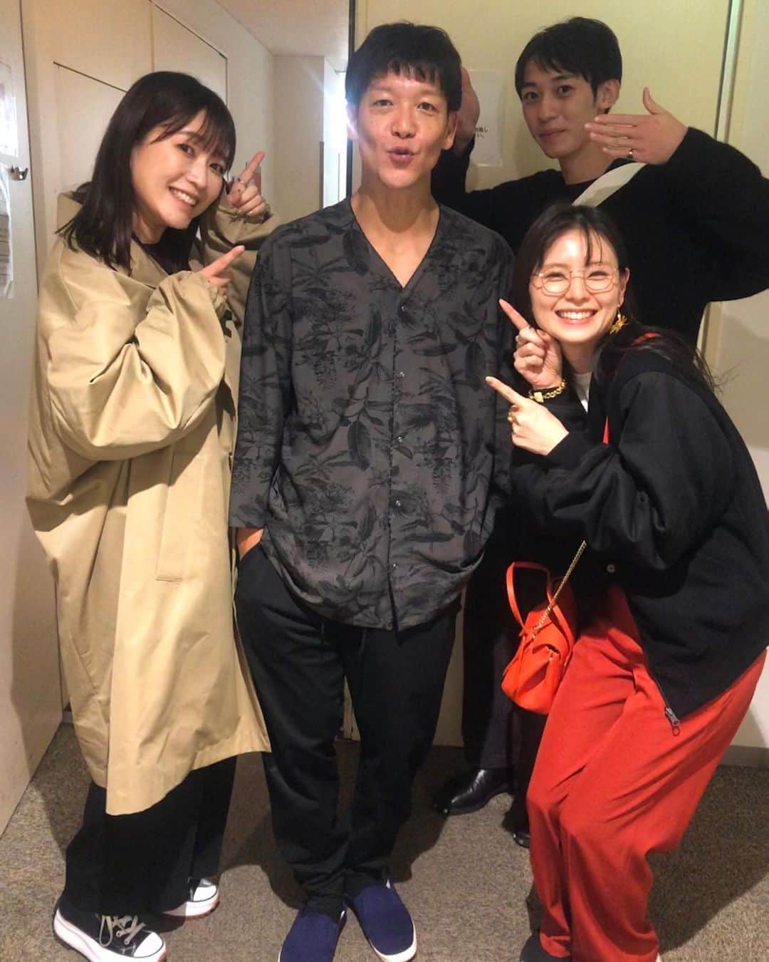 朝見心のインスタグラム：「‪(∵) ⁡ 事務所の先輩 駿河太郎さんが出演される舞台を 事務所のみんなで 観劇させていただきましたー！‬ ⁡ ‪とっても明るくほっこりするお話でした♫‬ ⁡ ‪『葉隠れ旅館物語』‬ ‪日時：2021年11月10日(水)～11月17日(水)‬ ‪会場：あうるすぽっと‬ ⁡ ‪今日から17日まで池袋で公演されています！ ぜひお越しください♫‬ ⁡ 太郎さん！ 楽日まで頑張ってくださいー！＼(∵)／ ⁡ ⁡ ‪https://priere.jp/performance/2111/‬」