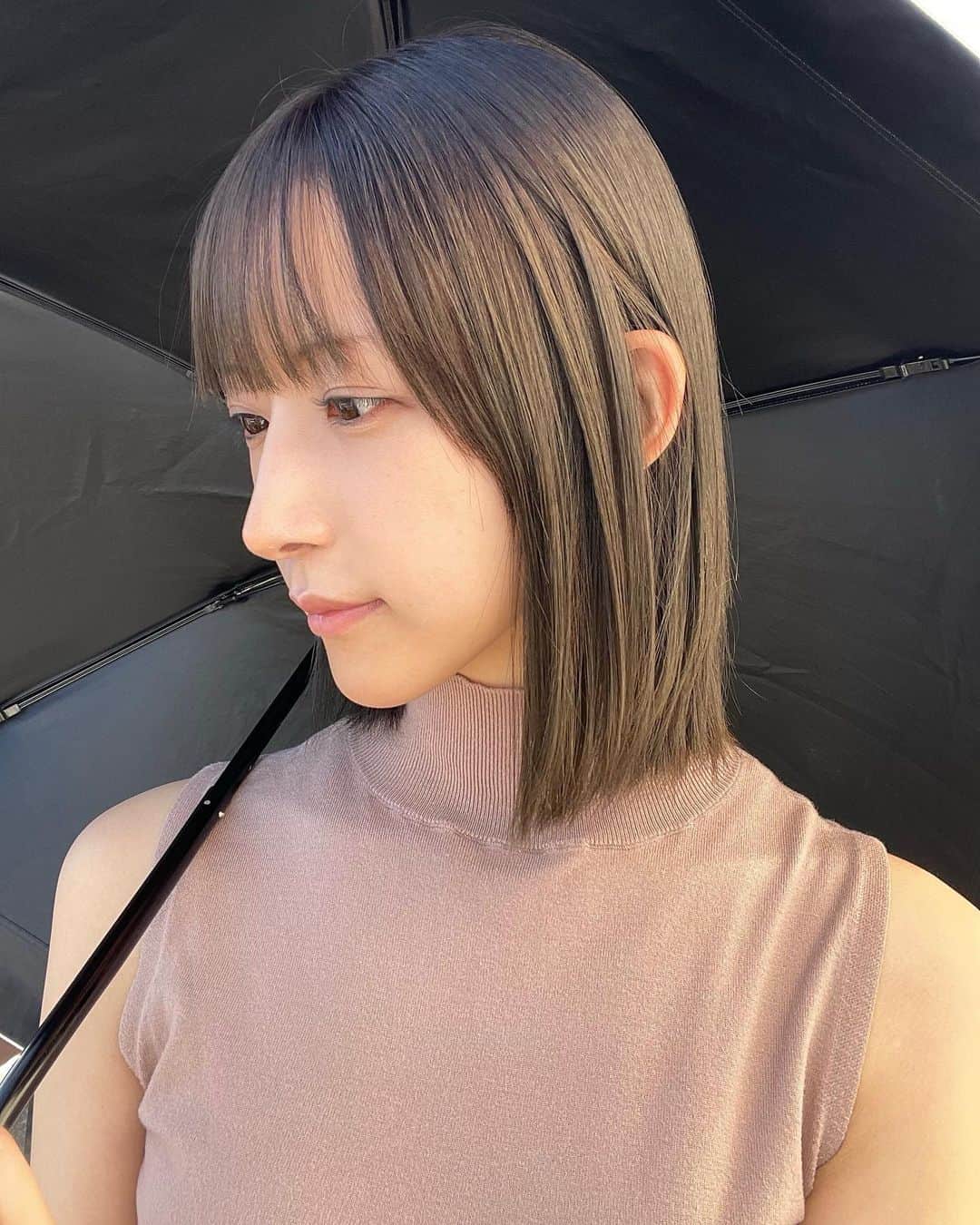 のインスタグラム：「⠀ @roi_salon にて @roi_salon_ajichann に 髪質改善をしていただきました。 やっぱりこれがないとダメだ🥺 ⠀ ストレートすぎず、 ナチュラルな仕上がりしてくれます。 色も最高、、 髪の毛伸びてきて嬉し。🤍 ⠀ 3枚目は眩しくて目開かない人、、」