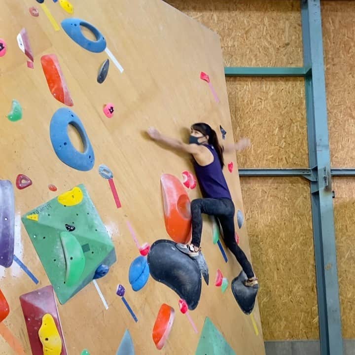 大田理裟のインスタグラム：「わたし下手すぎて、強引に登っちゃった🤣 え、ほんとに5級？😂😂  #2回落ちた🤭⁡ 飛ばなくてもできるらしい #クライミング #ボルダリング #climbing #bouldering #sportclimbing #スポーツクライミング #championjp #champion」
