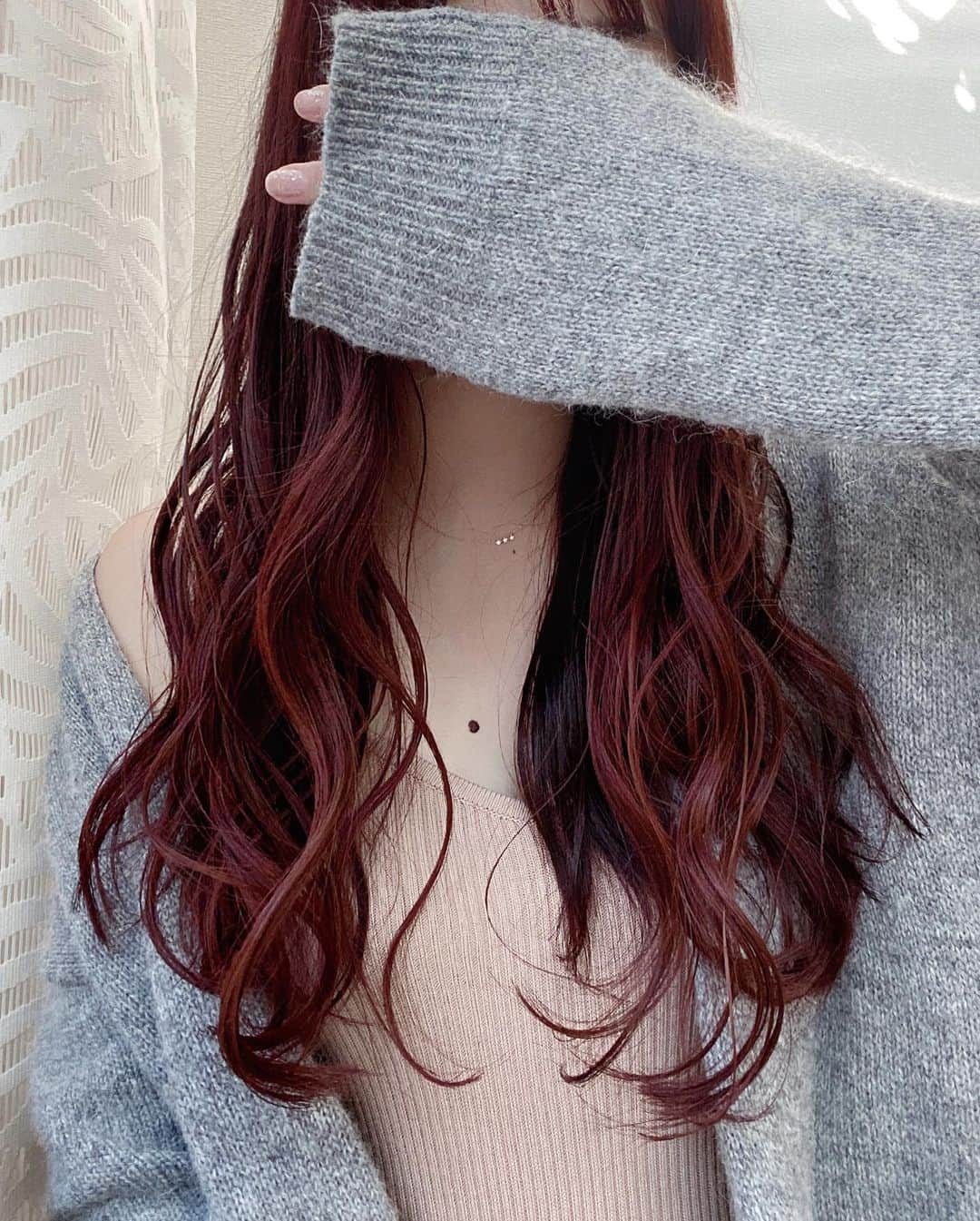 ayuのインスタグラム：「Red❤️🍇🌹🌰🍒 毛先は5cmだけカット♩ ドライヤー面倒だけど、まだロングの気分だな〜〜」