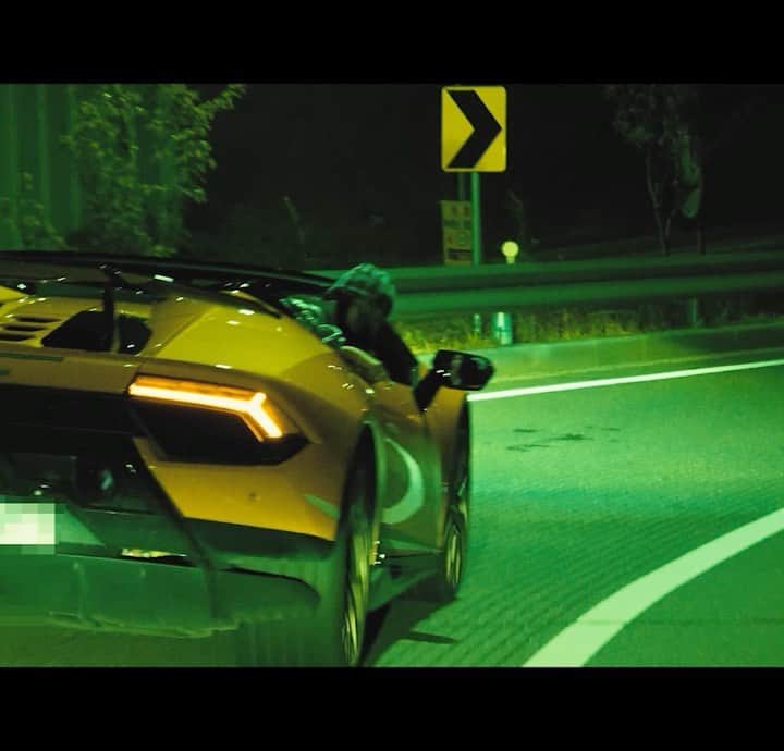 ソン・ファミンのインスタグラム：「directed by @by.illumin & me  Mirani’s new single [Lambo!] is OUT NOW!」