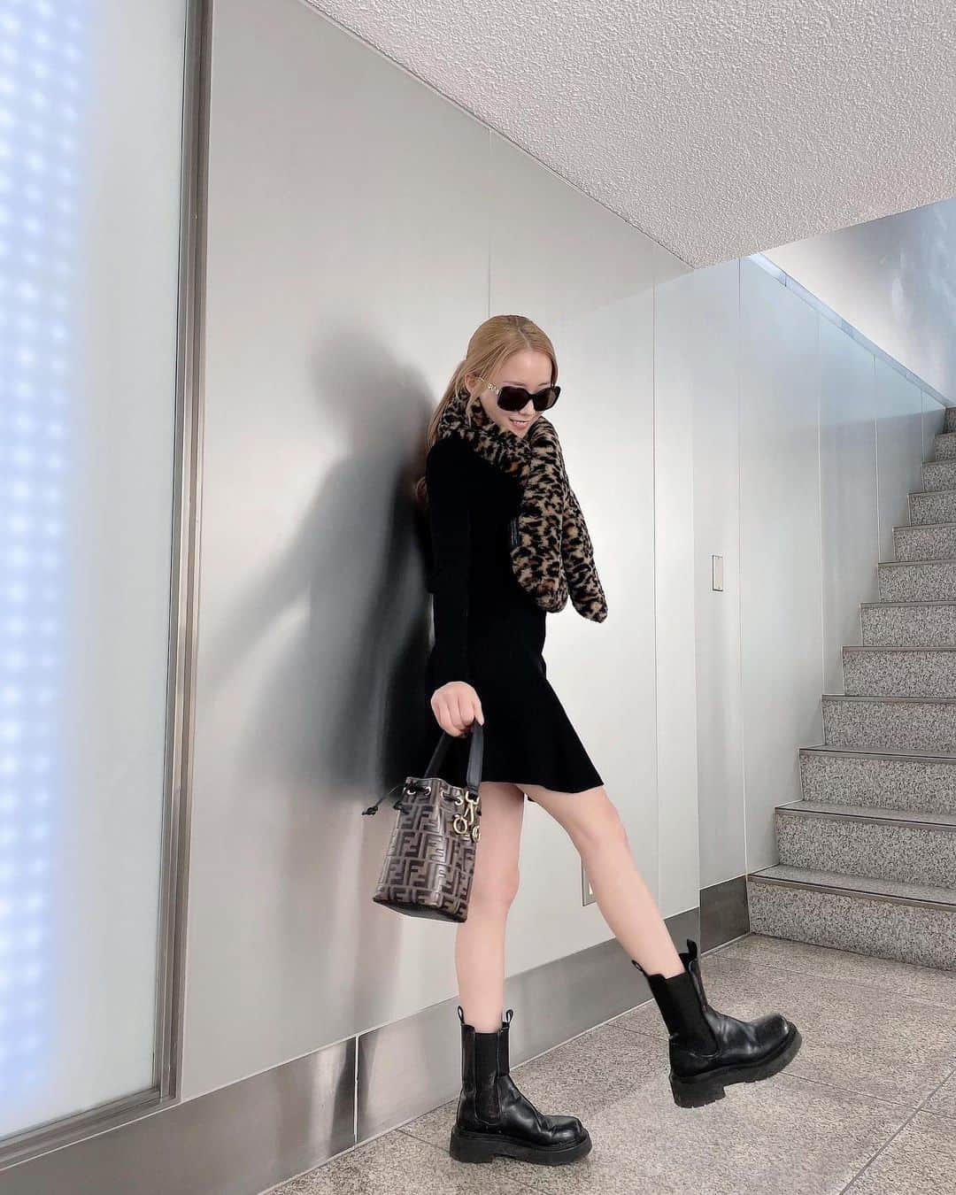 三村亜美のインスタグラム：「・ 今日のコーデさん🖤 珍しくフリワンピ👗 豹柄のティペットお気に入り @zara  #ootd#blackcode#zara#hm #versace#fendi」