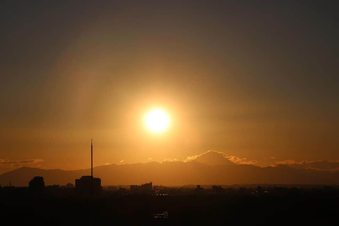 坂元美香さんのインスタグラム写真 - (坂元美香Instagram)「today's sunset 2021/11/10 16:14  雲が富士山を包むように覆っています。 数日ずれるだけで富士山の左に 日が落ちるようになりました。 久しぶりのタイムラプスもどうぞ。  仕事を15時までに終わらせ 夕飯作りながら夕陽撮影して お弁当詰めて18時に神宮球場着は なかなかハードでした😅💦 神宮に着いてから持ってきたミラーレス📷の 充電がゼロだということに気付きました😂 奥川くん撮れない🥲  #sunsetphotobymikasakamoto  #sunset #夕陽 #夕日 #黄昏時 #夕焼け #tokyosky #やっぱり空が好き #イマソラ #タイムラプス #CanonEOSKiss8i」11月10日 18時26分 - mika_saka