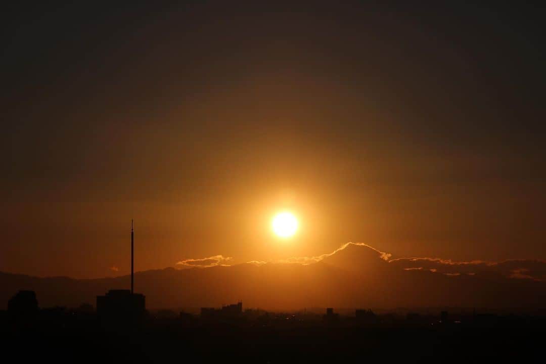 坂元美香さんのインスタグラム写真 - (坂元美香Instagram)「today's sunset 2021/11/10 16:14  雲が富士山を包むように覆っています。 数日ずれるだけで富士山の左に 日が落ちるようになりました。 久しぶりのタイムラプスもどうぞ。  仕事を15時までに終わらせ 夕飯作りながら夕陽撮影して お弁当詰めて18時に神宮球場着は なかなかハードでした😅💦 神宮に着いてから持ってきたミラーレス📷の 充電がゼロだということに気付きました😂 奥川くん撮れない🥲  #sunsetphotobymikasakamoto  #sunset #夕陽 #夕日 #黄昏時 #夕焼け #tokyosky #やっぱり空が好き #イマソラ #タイムラプス #CanonEOSKiss8i」11月10日 18時26分 - mika_saka