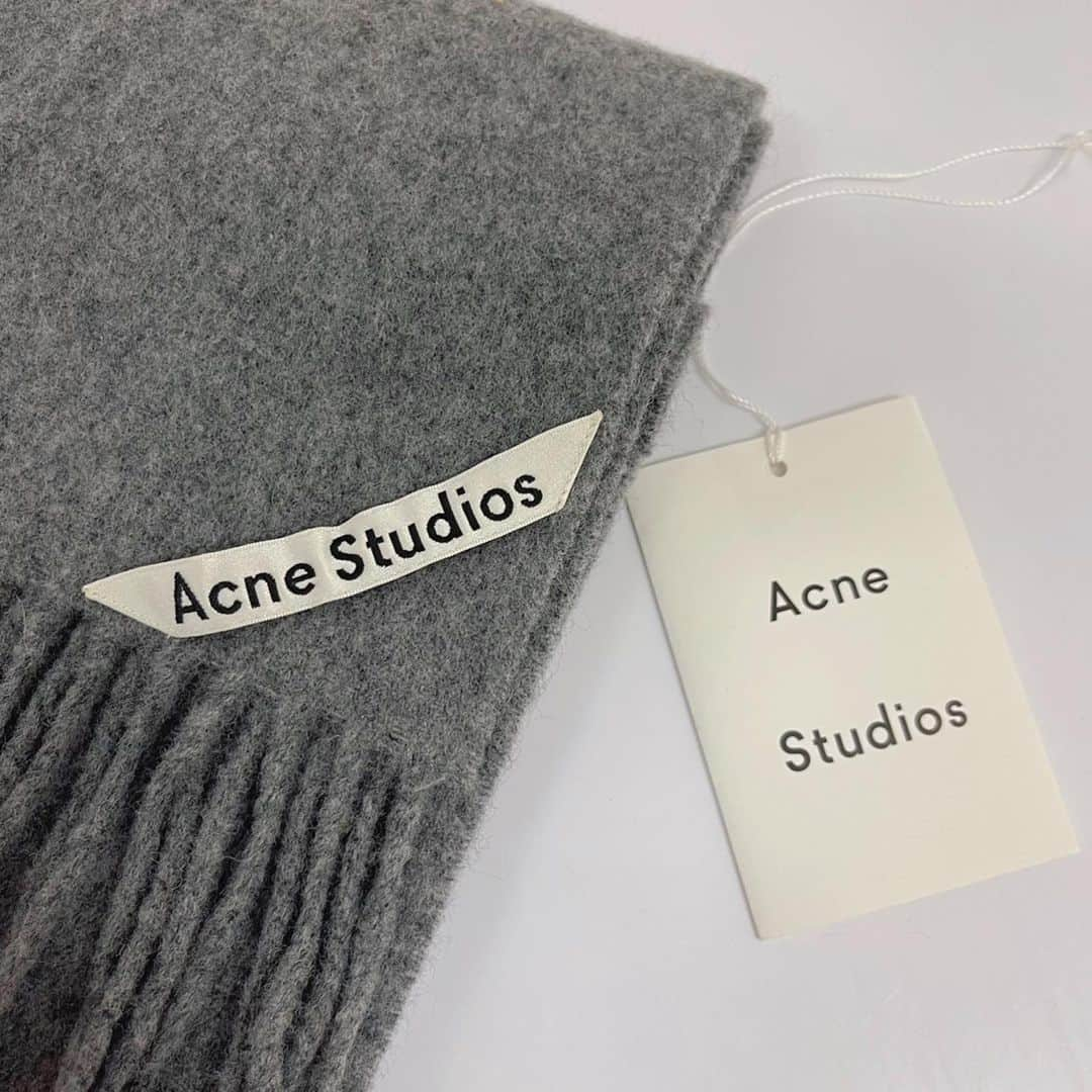 RECLOのインスタグラム：「RECLO coming soon item✨  冬の必需品❄️自分へのご褒美に！  Acne Studiosの定番マフラー『CANADA』  Acne(アクネ)のマフラーとしてロングセラーのモデルであり、 まさにベーシックな商品です☃️  優しい色合いで100％ウール素材なので、 柔らかな触り心地でくたくたになるまで愛用できそう💙  そんな大人気のアクネのマフラーが、 RECLOなら1万円台でゲットできちゃいます❄️🤍  ぜひRECLOのサイトをチェックしてみてくださいね✅   #アクネマフラー #アクネストゥディオズ #acne #acnestudios #アクネ #マフラー #マフラー女子」