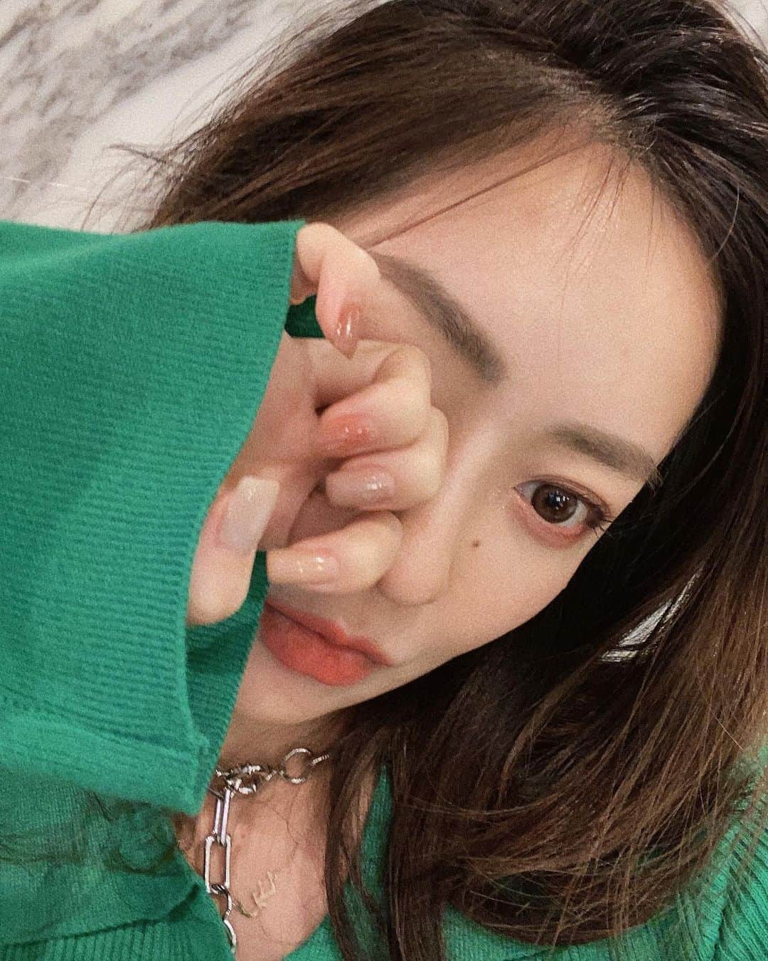 松岡李那のインスタグラム：「💚🤎💚🤎 @pikapika_nail_parlour   #絶妙な5色 #autumnnails  #hknailshop」