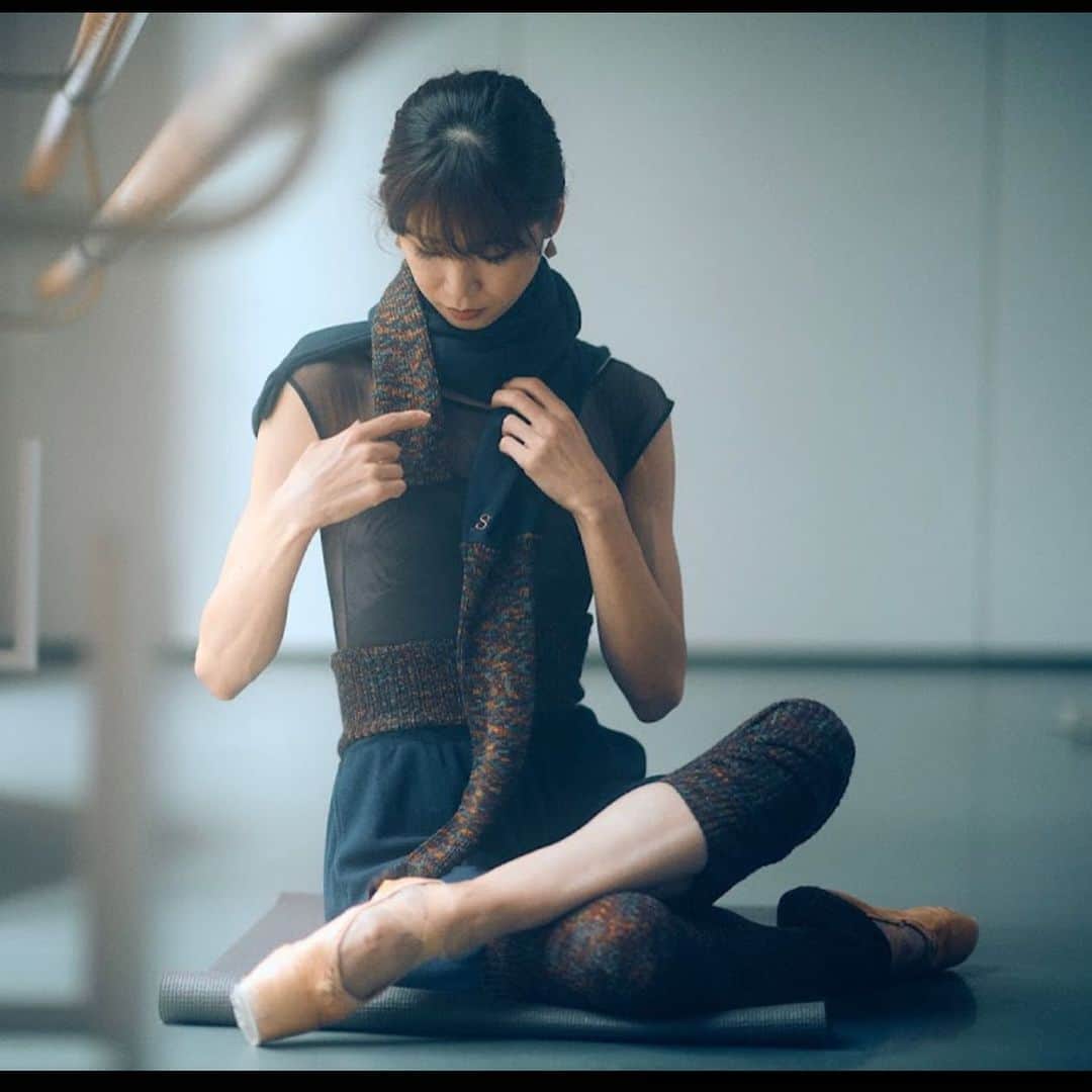 中村祥子さんのインスタグラム写真 - (中村祥子Instagram)「@chacott_jp さんとの コラボウェア、皆さんに楽しんで頂けているかな…💗😄 時期によっても、日によってもそうだし、今の自分の体型だったり、気分だったり、季節だったりで、着るウェアは変わってくると思います。 私自身は、お気に入り丈のスカートを毎回チョイスしてしまいますが、その分レオタードは色や形を変えて、なるべく自分のもつ雰囲気を変えられるようにしています。でも、たまに今日はこれじゃなかったな… 😅って思うときもあるし、今日の自分に合ってないな…🤔って思うこともあります。 それにレオタードの上から更に ウェアを着て全くレオタード姿にならないままのときもありますし、日々、様々ですが色や形やデザインを変え、自分流コーデで自分を作り出すのはいい刺激にもなりますね💗💗😊 今月には、第二弾の新しいデザインが出ます✨お楽しみに✨ #chacott #コラボ #SHOKOデザイン#レオタード姿 #どんな瞬間も素敵でいたい！！を目標」11月10日 18時33分 - shoko_officialpage