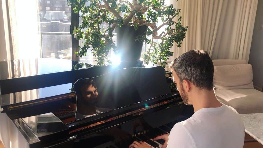エリック・ラドフォードのインスタグラム：「When light and music combine into a beautiful moment.  #piano #music #pianomusic #composition #keepitsimple #jadeplant #sun #feelthemoment」