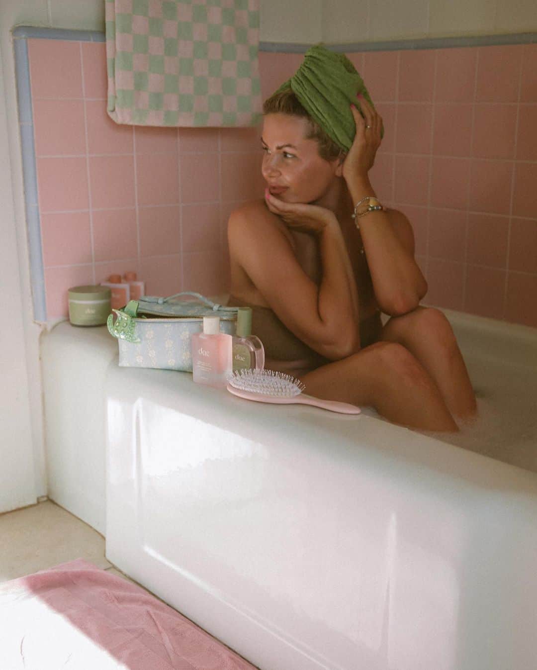 Amber Fillerup Clarkのインスタグラム：「*books Airbnb because it has a cute bathroom」
