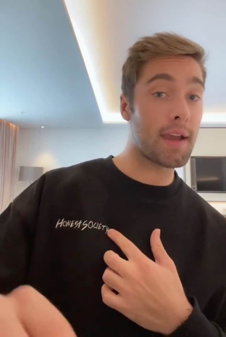 オースティン・ノースのインスタグラム：「This brand is something I have been dreaming up for some time now, and I am so excited to share it with you all finally! Welcome to @honestsocietybrand」