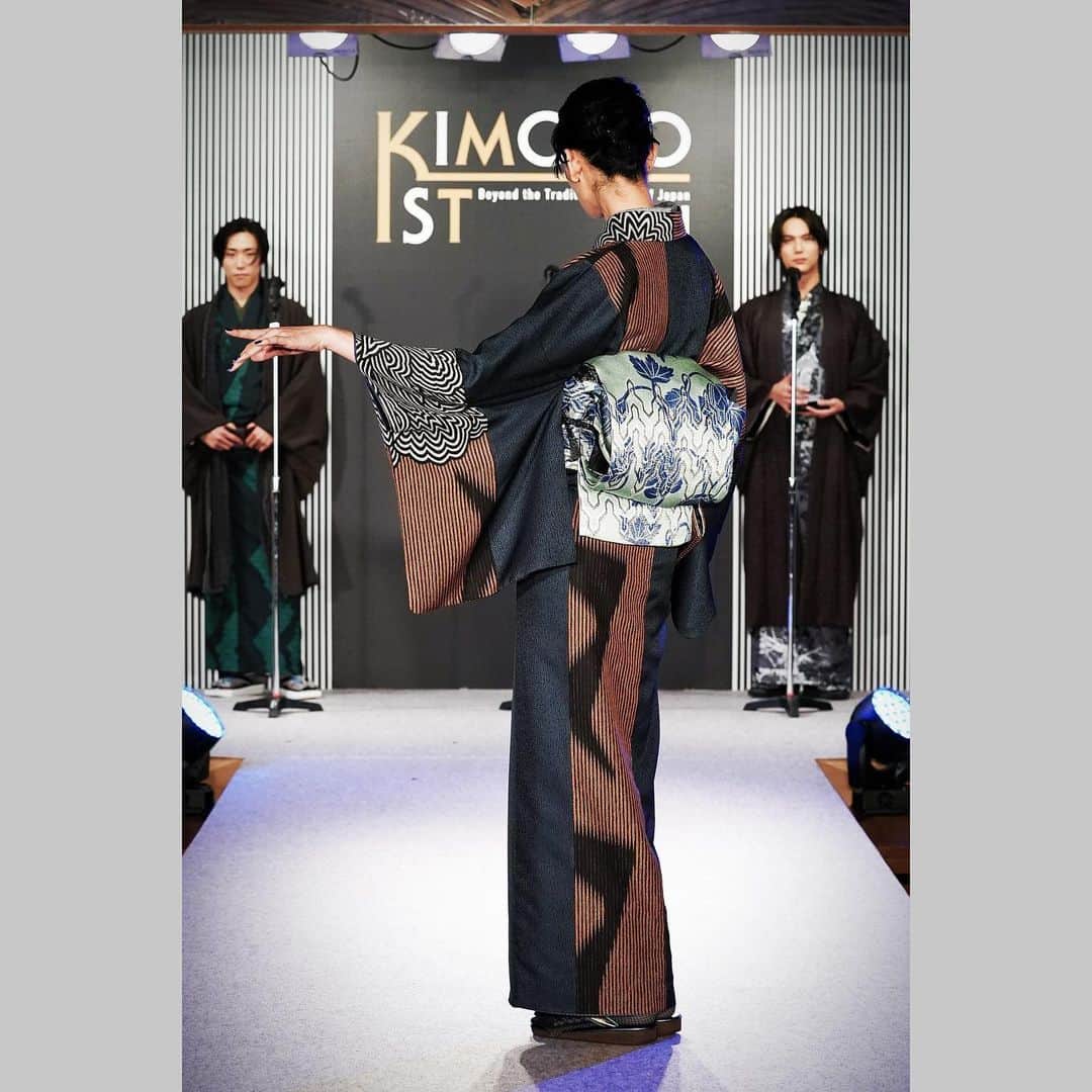 冨永愛さんのインスタグラム写真 - (冨永愛Instagram)「⁡ ⁡ 素敵な賞をいただき光栄です❤︎ ⁡ 第一回キモノイスト @kimono_ist ⁡ I’m very honored to receive such an amazing “best Kimonoist” award ⁡ Wearing @jotaro_saito_ginzasix ⁡ #KIMONOIST#KIMONOIST2021#KIMONOSTYLE #キモノイスト#キモノイスト2021 ⁡」11月10日 20時44分 - ai_tominaga_official