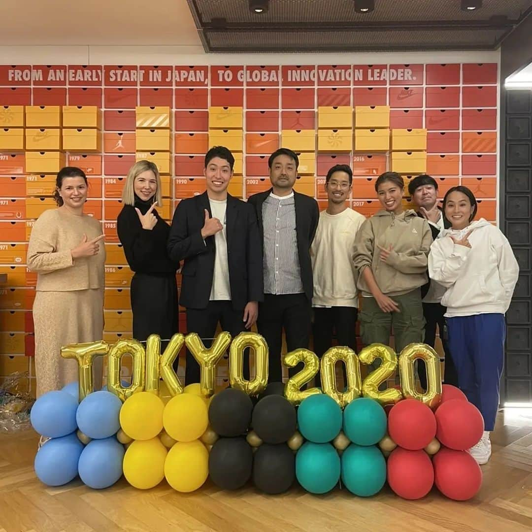 萩野公介のインスタグラム：「本日、nike さんにオリンピック後のご挨拶に伺いました。 いつも本当にたくさんのサポート ありがとうございました。 社長の小林さんはじめ、素晴らしい方たちと競泳人生を歩むことが出来て幸せです。  サプライズのスニーカーまで頂いて、 本当にビックリでした！！  本当にありがとうございます😊」