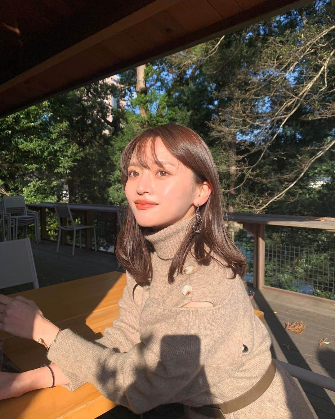 森山紗希さんのインスタグラム写真 - (森山紗希Instagram)「秋の夕日を浴びてきた 眩しくて少し半開き😅  これから秋晴れが多いみたいだから嬉しい😊 どこの紅葉を見に行こうかな🍁  まつ毛って上がってたら目の印象が本当に違う @yun.07s さんのパリジェンヌは短い私のまつ毛も長く多いように見せてくれる❤︎  #秋 #夕日 #まつぱ #パリジェンヌラッシュリフト」11月10日 20時53分 - morisaki0404