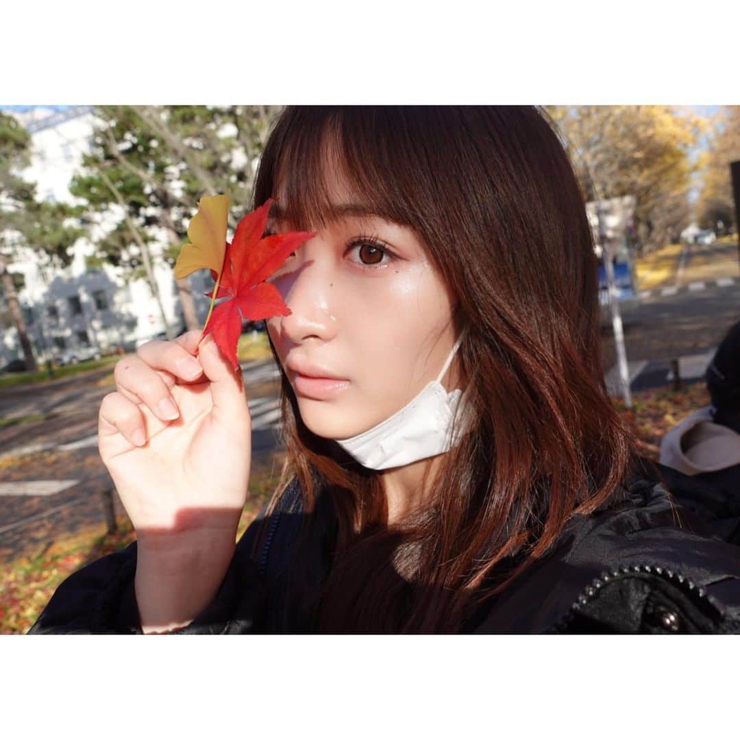 石川翔鈴さんのインスタグラム写真 - (石川翔鈴Instagram)「. 黄色と赤で綺麗だった♡🍂🍁 友達が落ち葉綺麗なの選んでくれた」11月10日 20時54分 - karen__i328