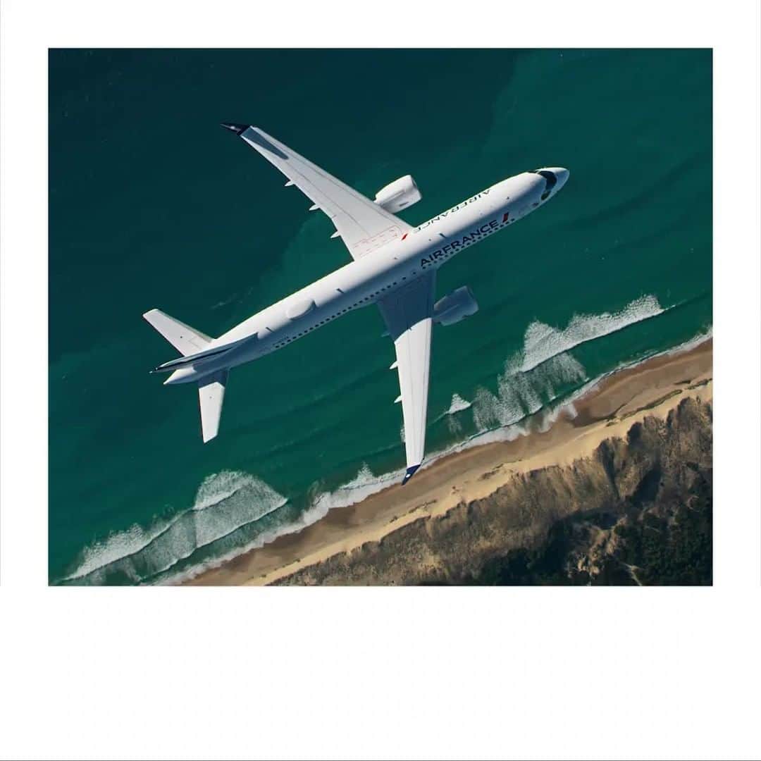 エールフランスのインスタグラム：「Majestueux, l’A220 survole terre et mer Spectacular views of the A220 flying over land and sea  https://www.youtube.com/watch?v=Brxel8NrGAY」