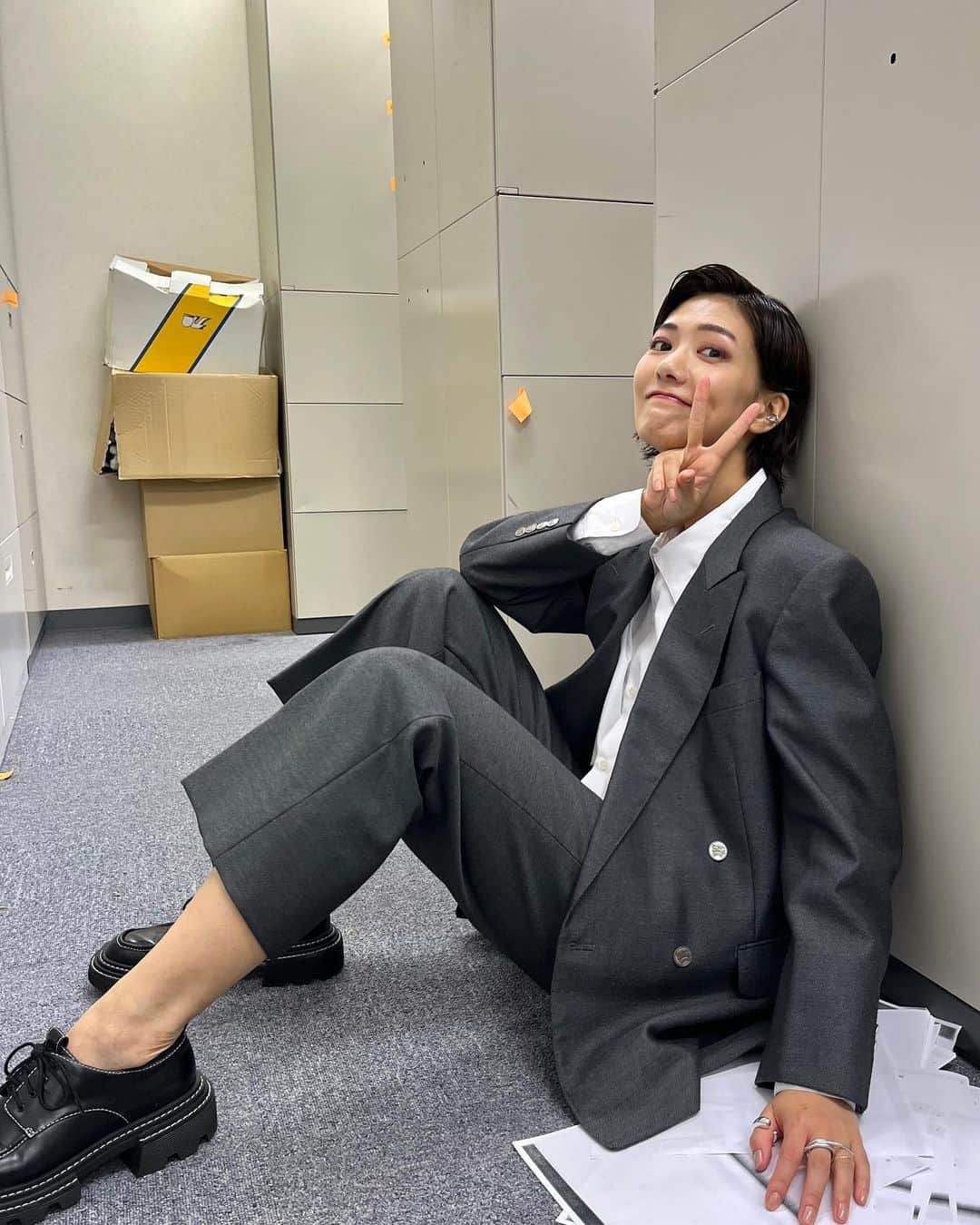 宮澤佐江さんのインスタグラム写真 - (宮澤佐江Instagram)「🧑🏻‍💼 ボーイッシュではなく 今日からマニッシュで。 ． setup🕴🏻: @atsutaya_honten  accessory💍: @asamifujikawa  "'THANKS!!'" ． #オフショット #マニッシュもボーイッシュもイミオナジ #ダカラドッチデモイイ」11月10日 21時15分 - sae_3830