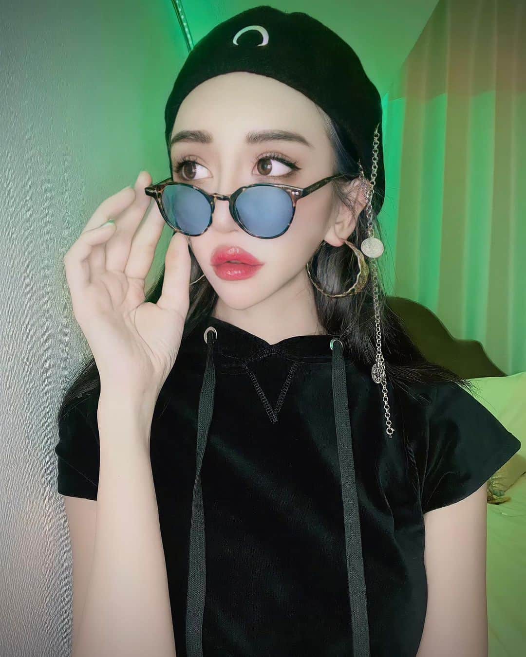 のインスタグラム：「@mellerjp さんの🕶  @meller  スペイン🇪🇸バルセロナ初のサングラス&メガネ屋さん🥸  ペットボトルや植物性由来素材を再利用して作った サングラスやメガネ👓🕶は 今話題の #サスティナブルな暮らし や  #SDGs (持続可能な開発目標)にも貢献できるということで🥰  とても現代っぽくて、 環境にも配慮してるところが気に入りました。  エコなだけでなく、おしゃれなデザイン性で ブルーライトも保護できるということで  携帯📱やゲーム🎮に囚われている私にはぴったり🥰👓  #mellerjp #ブルーライト #伊達メガネ #サングラス #🕶 #👓」