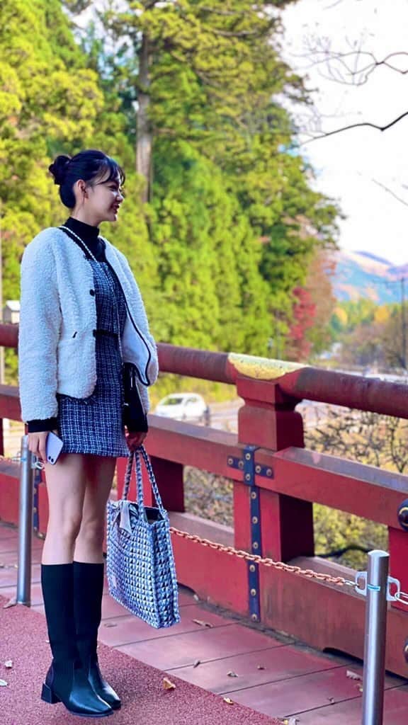 吉澤遥奈のインスタグラム：「ずっと行きたかった日光東照宮✨ ・ ・ ・ とにかくかっこ良すぎる、、、⛩ 鬼怒川温泉と湯西川温泉♨️自然豊かでエネルギー貰いました。  #glam#model#fashion#straight #黒髪ロング#nature #温泉」