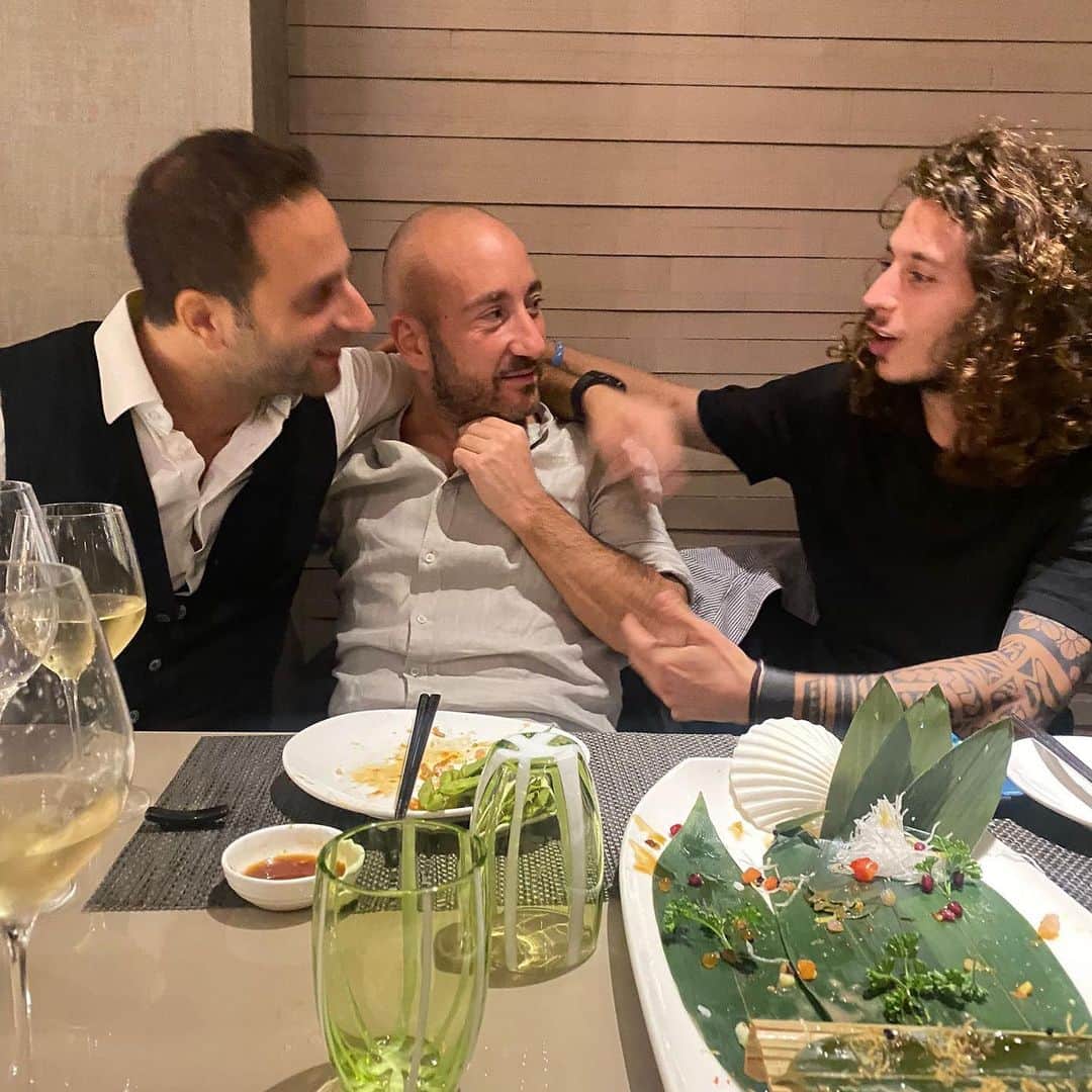 ヤコポ・デジのインスタグラム：「Lontani ma vicini 🖤💚💙 #friends」