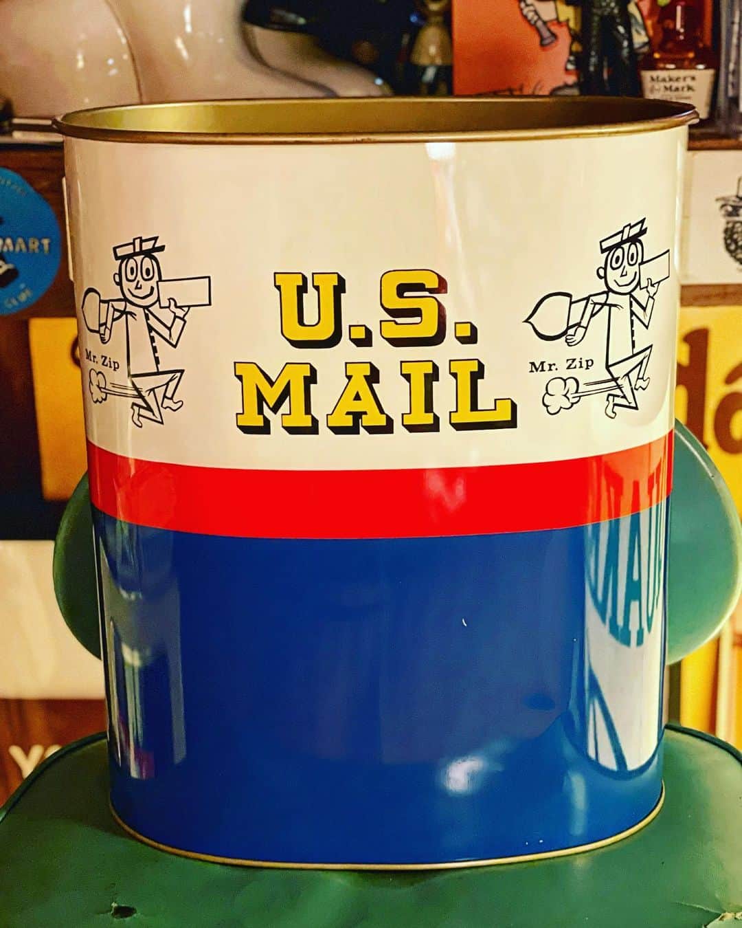 大川知英のインスタグラム：「70's U.S. MAIL “MR. ZIP” TRASH CAN📮 おピンピカピンのmr.zipのゴミ箱👨🏾 ゴミ箱コレクションの中でもこれは上弦の箱🌙 ぬいぐるみ入れて飾るとまたお最高..upi🤡❗️ #mrzip#usmail#trashcan#70s#vintage #郵便屋さん#ぴんぴかぴん#ゴミ箱好き #上弦の箱#ぬいぐるみの部屋になる #amecajiboys #takatsubase #アメトイ部 #youtube#captain」