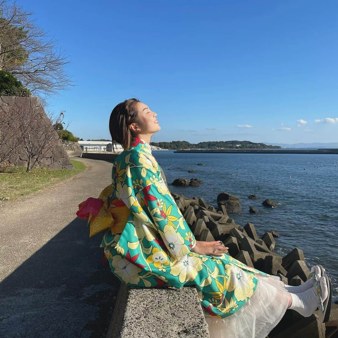 美舞さんのインスタグラム写真 - (美舞Instagram)「. . #大分県日出町 おてんば娘。感が否めない写真から始まり、 日常では出来ない体験をしてきたよ🙌🙌 着物着たり自然薯掘ったり自転車乗ったり藍染したり、 別府から車で30分ほどの日出町は、 会う人会う人家族のように暖かく、 経験と心が豊かになる町でした　☺︎❤️ 日出町で出会った皆様、 ありがとうーーー　！！！！！！ . #日出町　#ひじまち　#hijimachi #ひじまち巡り　#ひじストーリー　#日出町いいところ　#大分旅行　#大分県　#別府　#beppu #別府湾　#癒し旅　#ココロとカラダ　#PR」11月10日 21時28分 - mibuki__.39