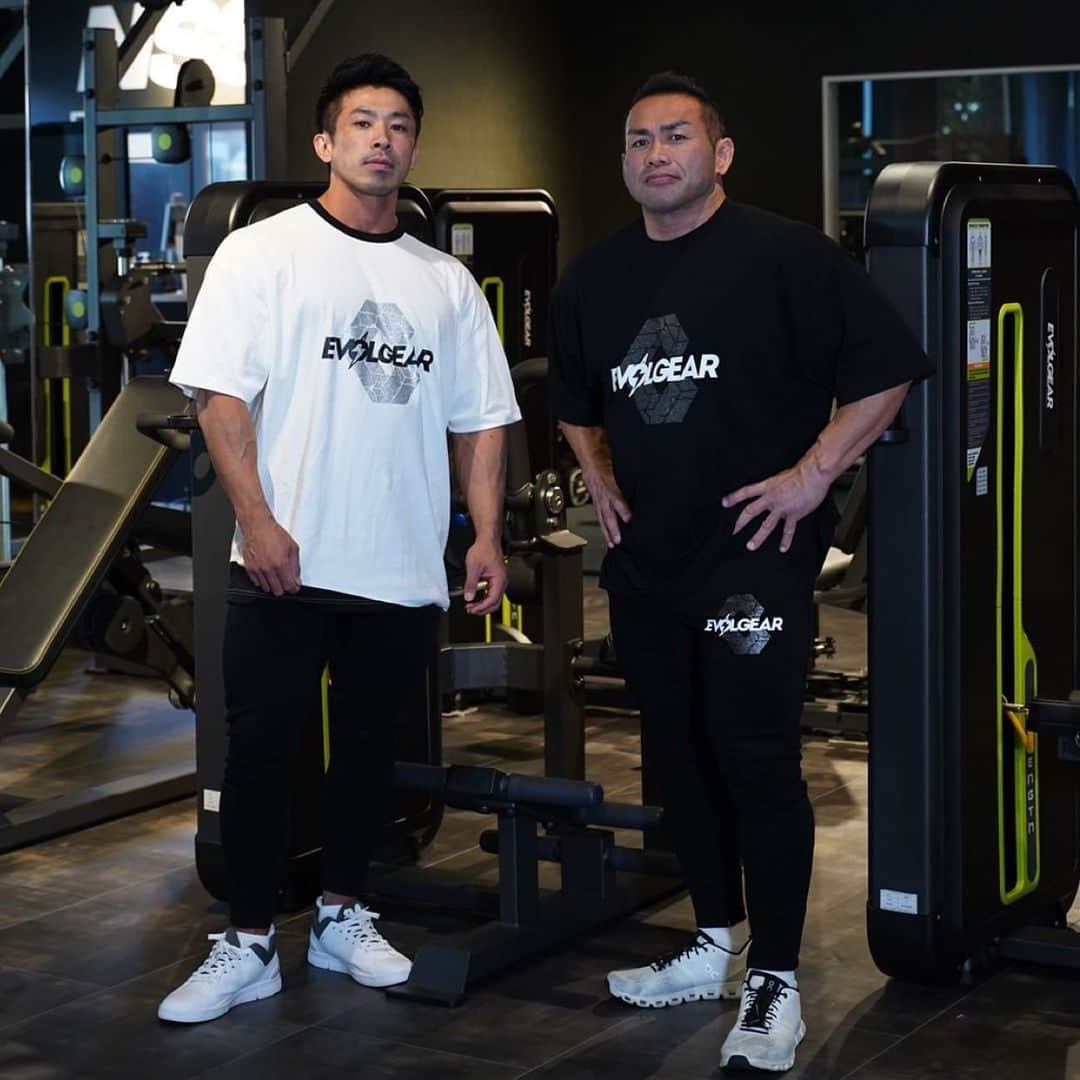 のインスタグラム：「■EVOLGEAR×CRONOS OVER SIZE T-SHIRTS フロントにはEVOLGEARとCRONOSロゴをグリッタープリントとラバープリントで表現。 バックには、山岸選手、湯浅選手のサインと、両者を象徴するモチーフのグラフィックと、EVOLGEARロゴをプリントしました。 シルエットは細部までこだわり抜いた形状のオーバーサイズドロップショルダーパターンを採用し、動きを決して妨げることのないTシャツです。 素材には国産の選び抜かれた最高級コットンを使用しました。  オーバーシルエットデザイン 国産最高級コットン使用 綿100%　 Made in Japan ------------------ ■EVOLGEAR×CRONOS STRETCH PANTS フロントにはEVOLGEARとCRONOSロゴをグリッタープリントとラバープリントで表現。 バックには、脹脛部分にCRONOSロゴをロゴを配したデザインのタイムレスに使用できるロングパンツです。 生地には伸縮性に富んだテクノロジー素材を使用し、快適な履き心地。 オーバーサイズのTシャツと合わせることで、更にルックを格上げするスタイリッシュなシルエットです。 シーンを問わずタウンユースからワークアウトにお使いください。  伸縮性に富んだテクノロジー素材 タイトシルエット 綿64%ナイロン32%ポリウレタン4% Made in Japan ------------------ #evolgear #cronos_apparel #フィットネス #Tシャツ #ストレッチパンツ #ジョガーパンツ #筋トレ #トレーニング #ボディメイク #ワークアウト #ジム #筋肉 #減量 #筋トレ好きと繋がりたい #パーソナルトレーナー #パーソナルトレーニング #フィジーク #ボディビル #ボディーメイク #ifbb #ifbbpro #muscle #bodymake #gym #workout #fitness #training」